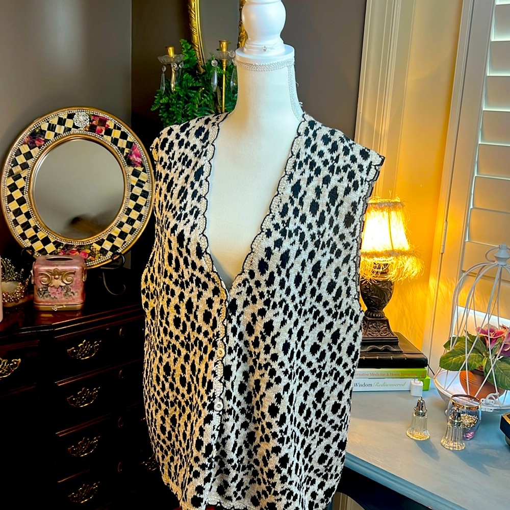 Vest, button front Koret black and cream